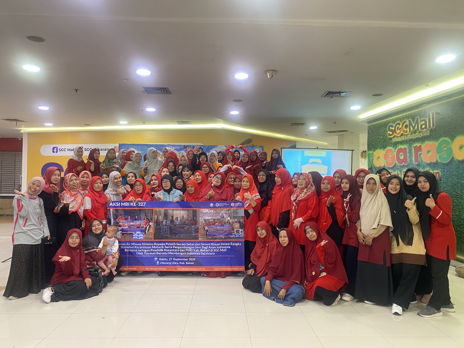 PEMBERIAN AIR MINUM SHIMIZU KEPADA PELATIH SENAM SEHAT DAN SENAM KREASI DALAM  RANGKA STIMULASI KECERDASAN MOTORIK SERTA PENGEMBANGAN SENI BAGI ANAK INDONESIA  BERSAMA JARINGAN PENDIDIK NUSANTARA DAN PGRI KAB. BEKASI DI SGC MALL OLEH YAYASAN  BERSATU MEMBANGUN INDONESIA SEJAHTERA